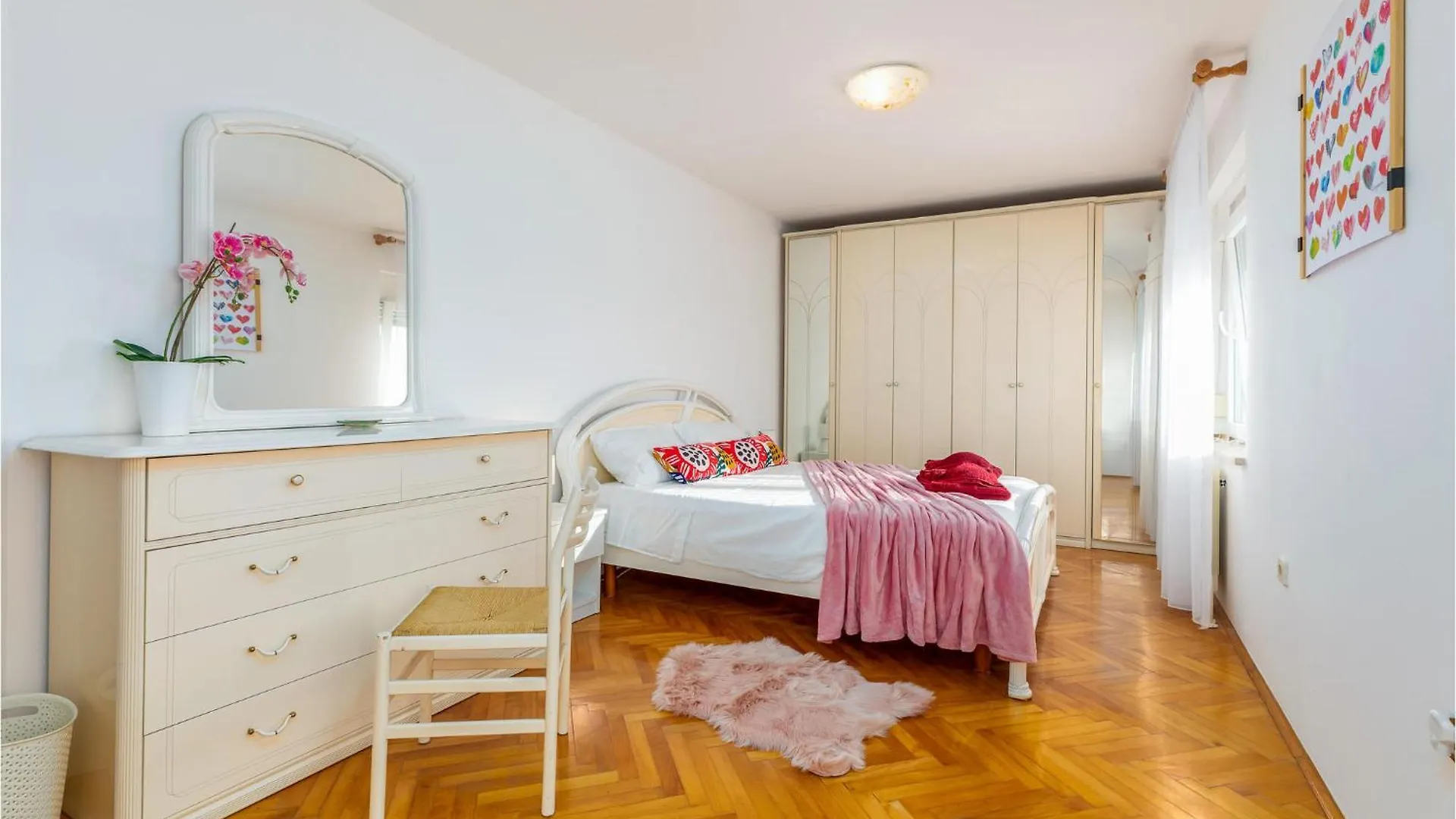 Beautiful Home In Muntic With Wifi 0*,