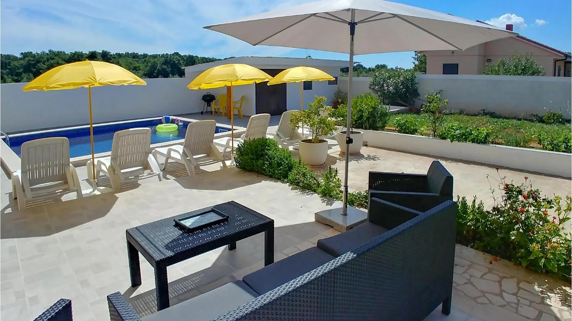 Beautiful Home In Muntic With Wifi Holiday home